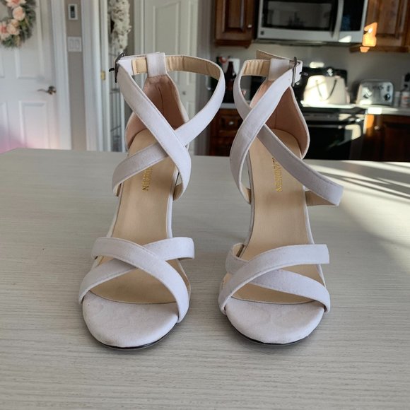White Sandals-Size 7 - Picture 1 of 3